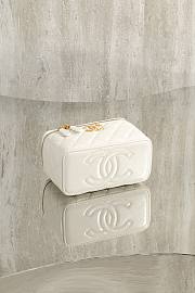 Colestore Chanel Vanity Case With Chain Shiny Lambskin & Gold-Tone Metal White 9.5 × 17 × 8 cm - 4