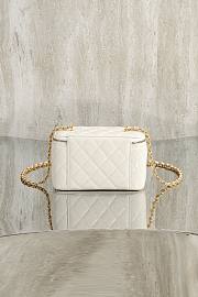 Colestore Chanel Vanity Case With Chain Shiny Lambskin & Gold-Tone Metal White 9.5 × 17 × 8 cm - 3