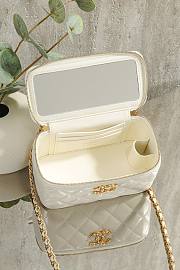Colestore Chanel Vanity Case With Chain Shiny Lambskin & Gold-Tone Metal White 9.5 × 17 × 8 cm - 2