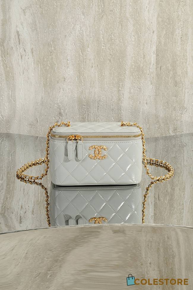 Colestore Chanel Vanity Case With Chain Shiny Lambskin & Gold-Tone Metal Light Gray 9.5 × 17 × 8 cm - 1