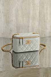 Colestore Chanel Vanity Case With Chain Shiny Lambskin & Gold-Tone Metal Light Gray 9.5 × 17 × 8 cm - 5