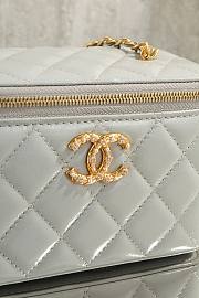 Colestore Chanel Vanity Case With Chain Shiny Lambskin & Gold-Tone Metal Light Gray 9.5 × 17 × 8 cm - 3