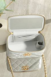 Colestore Chanel Vanity Case With Chain Shiny Lambskin & Gold-Tone Metal Light Gray 9.5 × 17 × 8 cm - 2