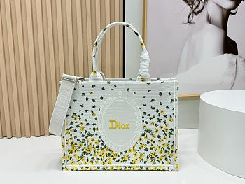 Colestore Dior Medium Dior Book Tote with Strap Buttercup Dior Embroidery and White Dior Médaillon (36 x 27.5 x 16.5 cm)