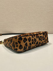 Colestore Prada Mini Re-Edition bag in Leather with Print Honey 23x17x6.5cm - 5