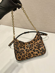 Colestore Prada Mini Re-Edition bag in Leather with Print Honey 23x17x6.5cm - 4