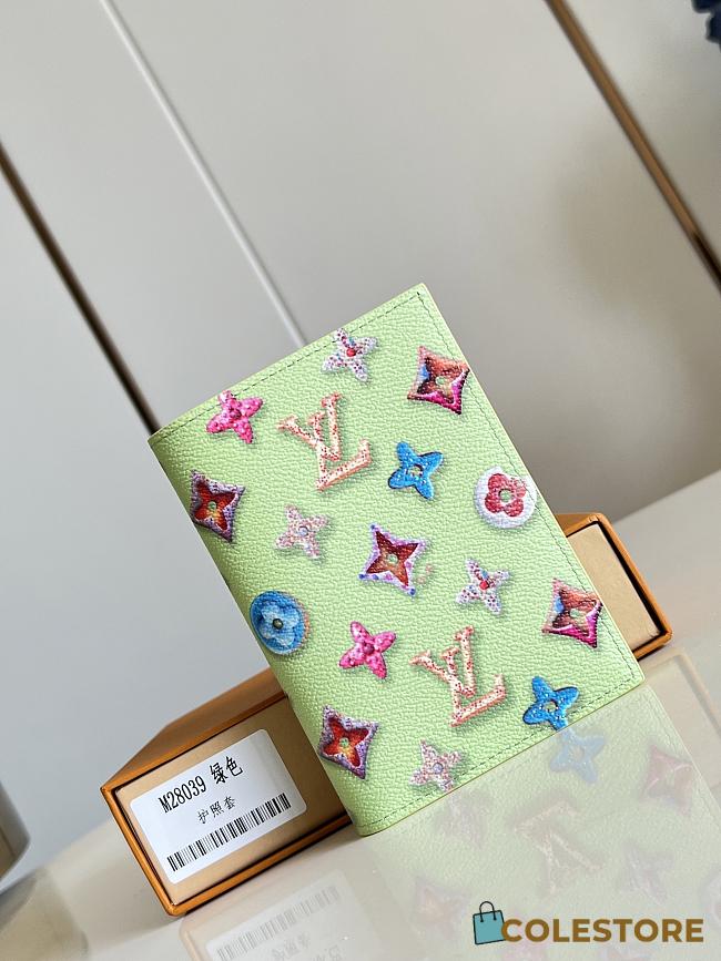 Colestore Louis Vuitton Passport Cover Pistachio M28039 10 x 14 x 2.5 cm - 1