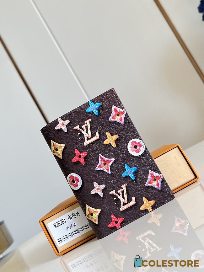 Colestore Louis Vuitton Passport Cover Chocolate M28281 10 x 14 x 2.5 cm - 1