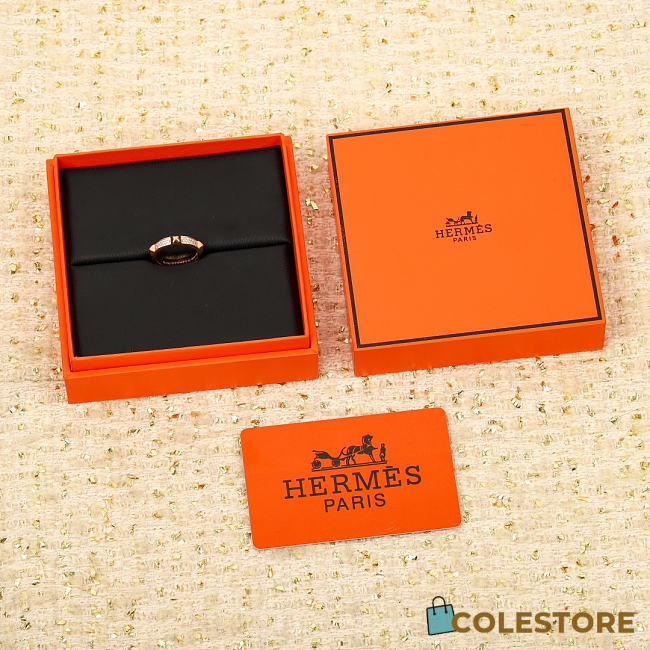 Colestore Hermes Rose Gold Scalloped Band Ring With Pavé Crystals - 1