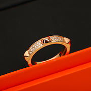 Colestore Hermes Rose Gold Scalloped Band Ring With Pavé Crystals - 4