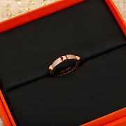 Colestore Hermes Rose Gold Scalloped Band Ring With Pavé Crystals - 2
