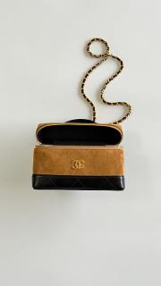 Colestore Chanel Vanity with Chain   Suede Calfskin, Shiny Lambskin & Gold-Tone Metal  Beige & Black 17x19.5x5cm - 6