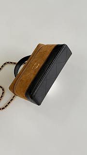 Colestore Chanel Vanity with Chain   Suede Calfskin, Shiny Lambskin & Gold-Tone Metal  Beige & Black 17x19.5x5cm - 5