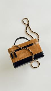 Colestore Chanel Vanity with Chain   Suede Calfskin, Shiny Lambskin & Gold-Tone Metal  Beige & Black 17x19.5x5cm - 3