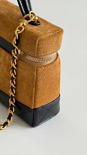 Colestore Chanel Vanity with Chain   Suede Calfskin, Shiny Lambskin & Gold-Tone Metal  Beige & Black 17x19.5x5cm - 2