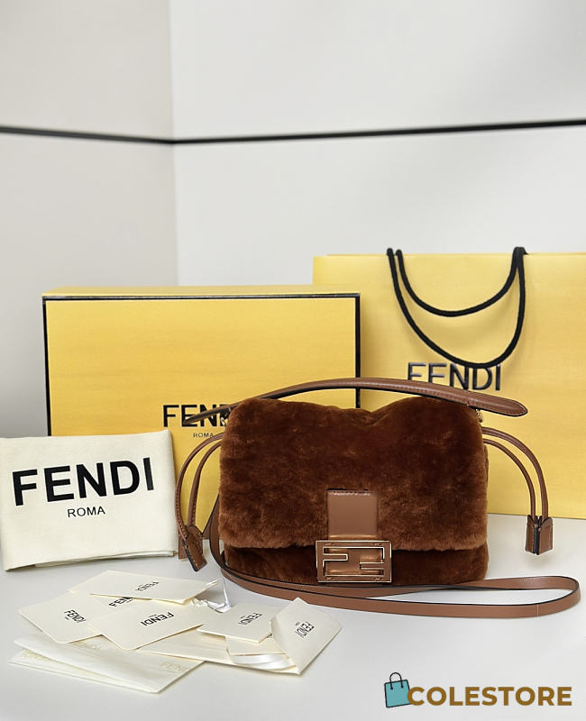 Colestore  Fendi Mamma Baguette Small Mini-bag in Brown Shearling 20x9x13cm - 1