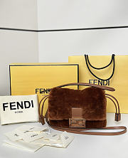 Colestore  Fendi Mamma Baguette Small Mini-bag in Brown Shearling 20x9x13cm - 1