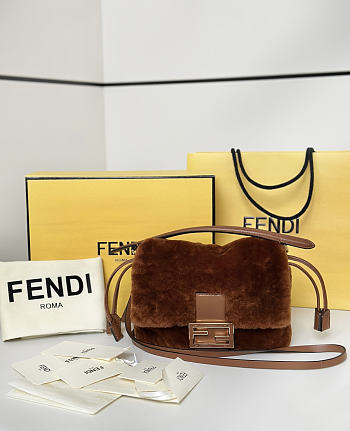 Colestore  Fendi Mamma Baguette Small Mini-bag in Brown Shearling 20x9x13cm