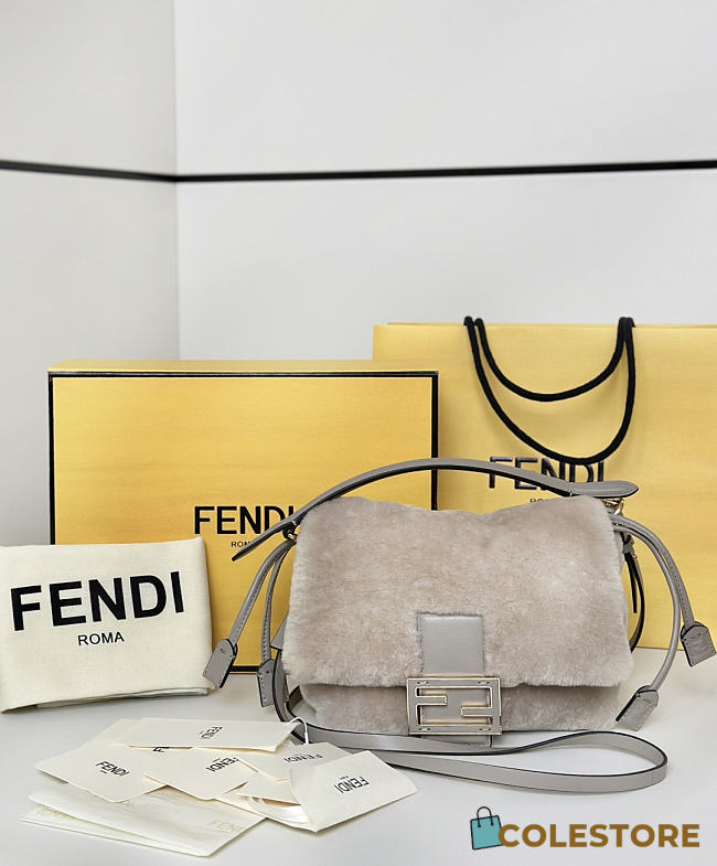 Colestore  Fendi Mamma Baguette Small Mini-bag in Grey Shearling 20x9x13cm - 1