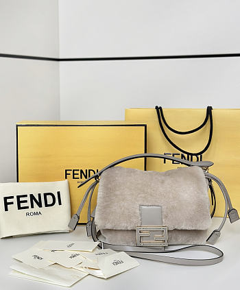 Colestore  Fendi Mamma Baguette Small Mini-bag in Grey Shearling 20x9x13cm