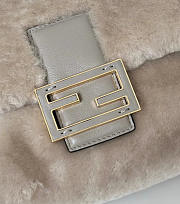 Colestore  Fendi Mamma Baguette Small Mini-bag in Grey Shearling 20x9x13cm - 4