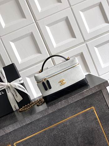 Colestore Chanel Vanity with Chain   Suede Calfskin, Shiny Lambskin & Gold-Tone Metal  Grey & Black  17 x 19.5 x 5cm