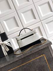 Colestore Chanel Vanity with Chain   Suede Calfskin, Shiny Lambskin & Gold-Tone Metal  Grey & Black  17 x 19.5 x 5cm - 5
