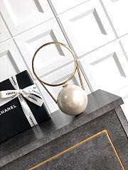 Colestore  Chanel Pearl ring minaudiere, Plexi & gold-tone metal, Pearly White 8.5 cm diameter - 1