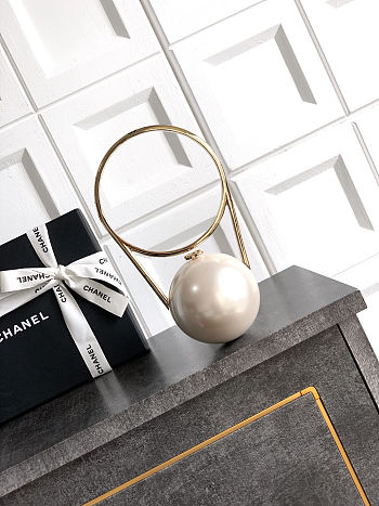 Colestore  Chanel Pearl ring minaudiere, Plexi & gold-tone metal, Pearly White 8.5 cm diameter
