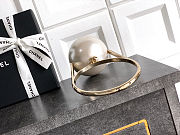 Colestore  Chanel Pearl ring minaudiere, Plexi & gold-tone metal, Pearly White 8.5 cm diameter - 5