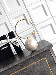Colestore  Chanel Pearl ring minaudiere, Plexi & gold-tone metal, Pearly White 8.5 cm diameter - 2