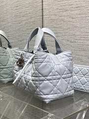 Colestore Dior Medium Dior Toujours Bag Ice Blue Macrocannage Calfskin  28.5 x 21.5 x 17 cm - 2