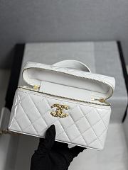 Colestore Chanel Top Handle Long Vanity Case with Chain White Shiny Lambskin Aged Gold Hardware 17x19.5x5cm - 4