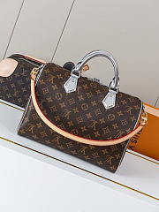 Colestore Louis Vuitton 57th Street NYC Speedy Bandoulière 30 Monogram Silver 30 x 21 x 17cm - 5