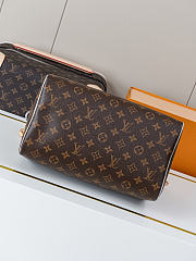 Colestore Louis Vuitton 57th Street NYC Speedy Bandoulière 30 Monogram Silver 30 x 21 x 17cm - 4