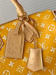 	 Colestore Louis Vuitton Speedy P9 Bandoulière 30 in Ostrich Yellow 32x22.5x18cm - 2