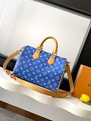 	 Colestore Louis Vuitton Speedy P9 Bandoulière 30 in Ostrich Blue 32x22.5x18cm - 2