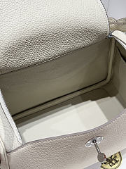 Colestore Hermes Lindy 26 bag in Gris Pale Verso Taurillon Clemence leather 26x18x14cm - 2