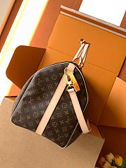 Colestore Louis Vuitton Keepall Bandoulière 55 Mon Monogram Light Pink, Light Green 55 x 31 x 26 cm - 5