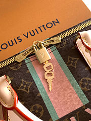 Colestore Louis Vuitton Keepall Bandoulière 55 Mon Monogram Light Pink, Light Green 55 x 31 x 26 cm - 4
