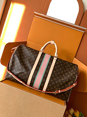 Colestore Louis Vuitton Keepall Bandoulière 55 Mon Monogram Light Pink, Light Green 55 x 31 x 26 cm - 3