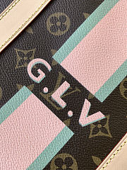 Colestore Louis Vuitton Keepall Bandoulière 55 Mon Monogram Light Pink, Light Green 55 x 31 x 26 cm - 2