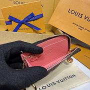 Colestore Louis Vuitton Noa Key Holder Monogram/Sweet Coral 11 x 7 x 1.5 cm - 2