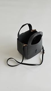 Colestore YSL  Saint Laurent LE 5 À 7 BABY BEA in grained leather in Black 18x16x13cm (28cm) - 4