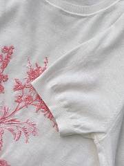 Colestore Dior Dioriviera Embroidered Short-Sleeved Sweater White Virgin Wool and Silk Knit with Pink Toile de Jouy Floral Garden Motif - 4