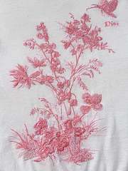 Colestore Dior Dioriviera Embroidered Short-Sleeved Sweater White Virgin Wool and Silk Knit with Pink Toile de Jouy Floral Garden Motif - 2