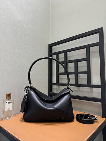 Colestore  Loewe Medium Puzzle Featherlight bag in nappa lambskin Black  29 x 19 x 14cm