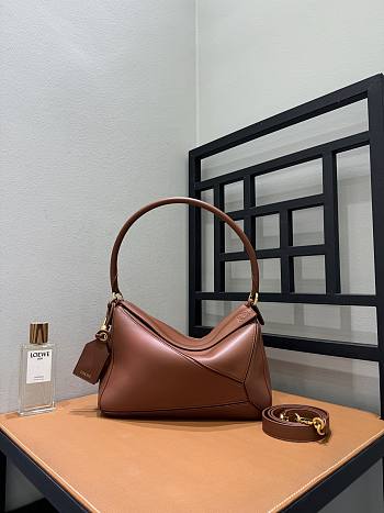 Colestore  Loewe Medium Puzzle Featherlight bag in nappa lambskin Pecan 29 x 19 x 14cm