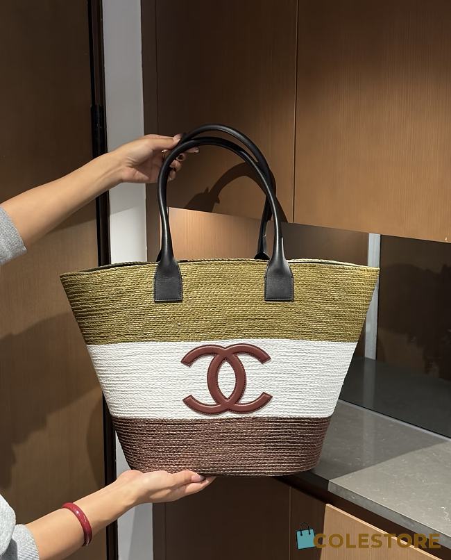 Colestore THE CHANEL COCO BEACH 2026 COLLECTION   MAXI SHOPPING BAG   Braided raffia & calfskin  Khaki, white & brown - 1