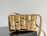 Colestore Bottega Veneta Mirror Lambskin Maxi Intreccio Padded Cassette Crossbody Bag in Gold 26x18x8cm - 1